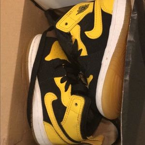 Baby Jordan’s yellow size 4 reds size 6